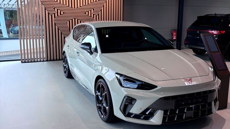 Die Seat- und Cupra-Modelle werden am neuen Standort ansprechend präsentiert. (Bild: Wellergruppe)
