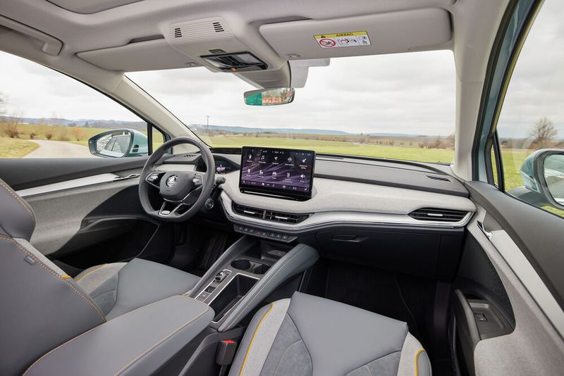 Im Cockpit wählten die Ingenieure eine angehnehme Mischung aus Touch- und Analogwelt, deren Bedienung sich nahezu intuitiv erschließt. (Bild: Skoda)