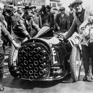 Für den Antrieb verfügte der RAK 2 im Heck über 24 Feststoffraketen, die zusammen sechs Tonnen Schub entwickelten. Weitere Versuche mit den Modellen RAK 3 bis 5, die auf einer Bahnstrecke eingesetzt wurden, verliefen jedoch erfolglos.(Bild:  Opel/Stellantis)