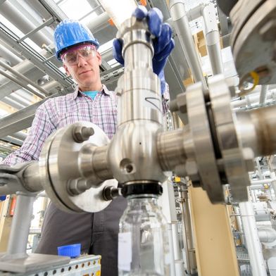 Ein Mitarbeiter überprüft die HT-Anlage der Evonik Industries am Standort Marl. (Bild: Evonik Industries AG)