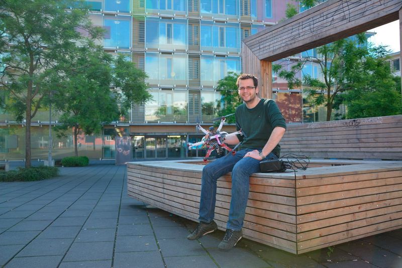Der Pilot der Drohne kann über zwei an der Drohne montierte Kameras, die mit dem Headset durch Funk verbunden sind, das sehen, was auch die Drohne „sieht“. (Frankfurt University of Applied Sciences/Oliver Gubba)
