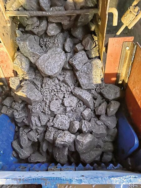 Das Brechgut kommt von oben und wird zwischen zwei Backen zerdrückt. Zu große Brocken lösen Blockaden in den Backenbrecher-Anlagen aus. (WEG)