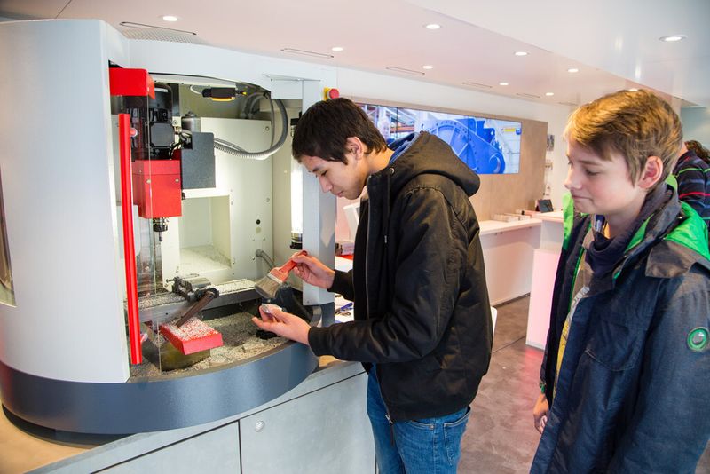 Die Schüler können unter anderem eine CNC-Fräsmaschine programmieren und ein Werkstück selbst fertigen. (Bild: Pit Junker)