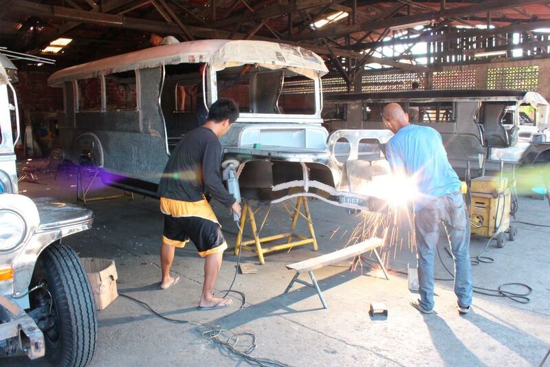 Die Jeepneys entstehen in einer halboffenen Werkstatt. (Foto: Gregg Manalo)