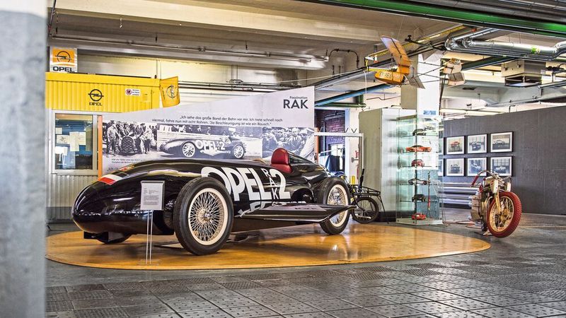 Nach den erfolgreichen Tests und der Vorführung des Opel RAK1 im April 1928 gab Fritz von Opel einen leistungsfähigeren Raketenwagen für eine große Präsentation auf der Berliner AVUS in Auftrag. „Raketenfritz“ pilotierte diesmal den Wagen selbst, und es gelang ihm, am 23. Mai 1928 mit 238 km/h einen neuen Geschwindigkeitsweltrekord aufzustellen. (Bild: Opel Automobile GmbH)