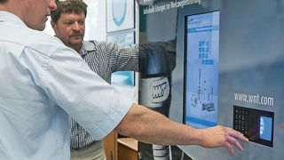 Die Entnahme des Werkzeugs ist einfach und unkompliziert. Jeder Befugte erhält eine Schlüsselkarte, mit der er sich am Tool-O-Maten anmelden kann. Wenn die Füllbestände zu Ende gehen, erhält der WNT-Servicetechniker automatisch eine Meldung, fährt zum Kunden und füllt die Fächer wieder auf.  (WNT)