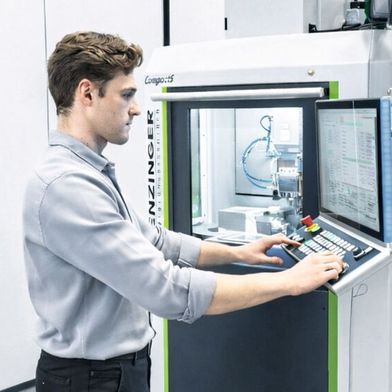 Höchste Integration: Auf nur 1,4 m² Stellfläche vereinen 5-Achs-Bearbeitungszentren «Compact5» von Benzinger industrielle Antriebs- und Führungskomponenten sowie eine vollständige Automation für Werkzeuge und Werkstücke. (Bild: Carl Benzinger GmbH)