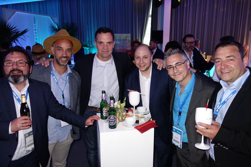 Die Storage Fraktion bleibt beim bewährten Bier und rechts die Fraktion versucht sich im Chili-Cocktail. (Bild: IT-BUSINESS)