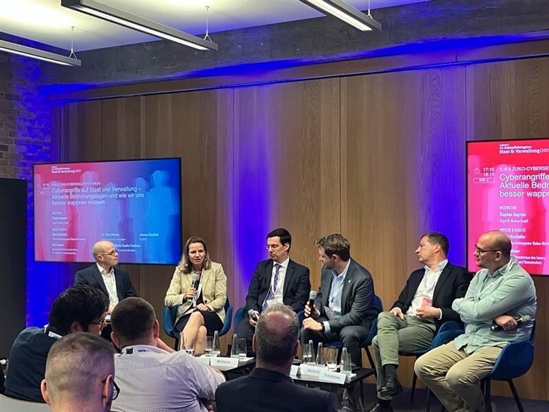 ... oder die Podiumsdiskussion zur Cybersicherheit mit eGoverment Redaktionsleiter Stephan Augsten als Moderator (links).  (Bild: Serina Sonsalla / Vogel IT-Medien)