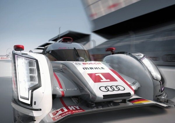 LED-Technologie: Der R18 e-tron quattro bringt das Leuchtdioden-Licht von der Straße auf die Rennstrecke (Bild: Audi)
