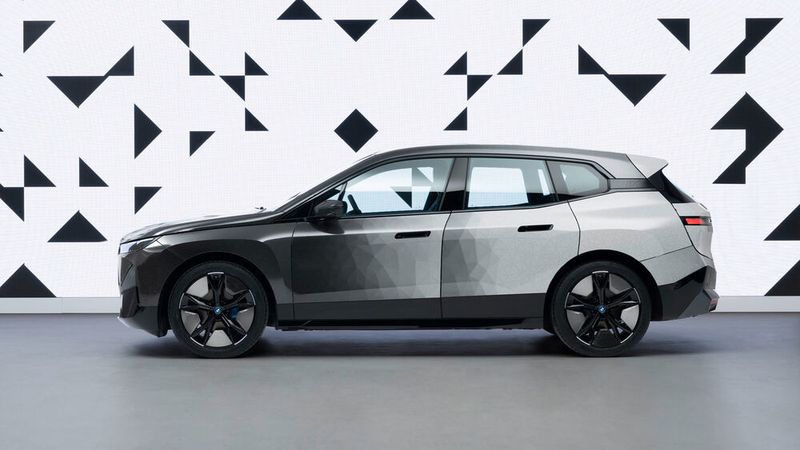 ... oder irgendwas dazwischen? Beim BMW iX Flow ist alles möglich. (BMW)
