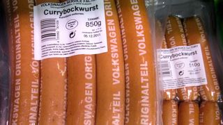 Eine fleischlose VW-Kantine bedeutet das Ende für die legendäre VW-Currywurst. (Bild: DEU VW-Currywurst 19 MSZ111114 / Monstourz / CC BY-SA 3.0)