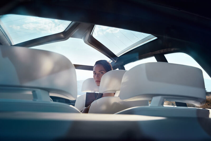 Ein Panorama-Dach sorgt für luftiges Ambiente. (BMW)