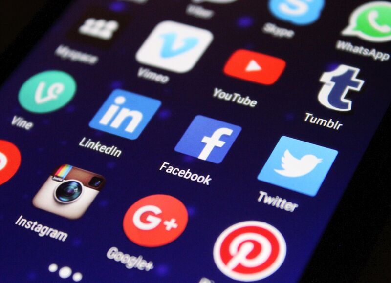 Platz 9: Soziale Netzwerke, 25% Ein Viertel der befragten Unternehmen setzt bei der Kommunikation auf Soziale Netzwerke. Zwei Jahre zuvor waren es nur 15%.  Ein Beispiel für den Einsatz von sozialen Medien in Unternehmen finden Sie im verlinkten Beitrag. (Bild: Pixabay/Pixelkult)