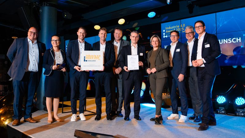 Die Delegation rund um Dr. Bertram Hoffmann, Vorstandsvorsitzender der Wittenstein SE (5.v.re.), zusammen mit der Wirtschaftsministerin Dr. Nicole Hoffmeister-Kraut (4.v.re.)(Bild:  Allianz Industrie 4.0/Ludmilla Parsyak)