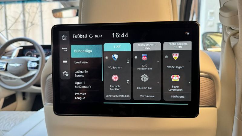Reisen und informiert bleiben: Der Fondbildschirm zeigt nicht nur Entertainment, sondern auch aktuelle Bundesliga-Ergebnisse – perfekt für Geschäftsreisende, die nichts verpassen wollen. (Bild: Schreiner – VCG)