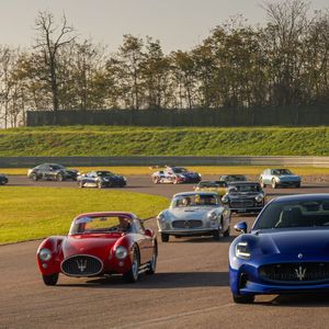 110 Jahre Maserati: Die älteste italienische Supercar-Marke feierte ihr Jubiläum mit einer Fahrzeugparade. Den ganzen Dezember lang lud Maserati seine leidenschaftlichsten Kunden und Markenenthusiasten ein, um den Unternehmensgeburtstag bei mehreren Veranstaltungen rund um den Globus zu feiern. (Bild:  Maserati)