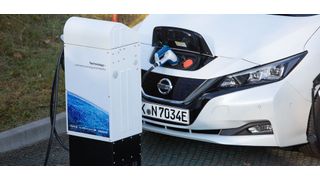 Die Batterie eines Nissan Leafs dient, sobald das Fahrzeug an die Ladesäule angeschlossen ist, als Energiespeicher und -quelle. Als Teil der Primäregelleistung nimmt das E-Auto überschüssige Energie aus dem Stromnetz auf oder speist sie ein. (TMH)