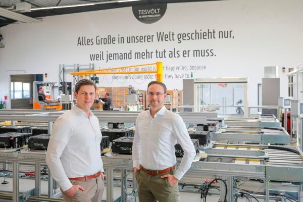Die Gründer und Geschäftsführer von Tesvolt: Simon Schandert (links) und Daniel Hannemann. (Tesvolt)