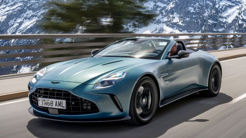 Der Vantage Roadster ist ein Sport-Cabrio der Luxusklasse mit V8-Motor und 665 PS/489 kW Leistung, verpackt in umwerfendes Design.(Bild:  Aston Martin)