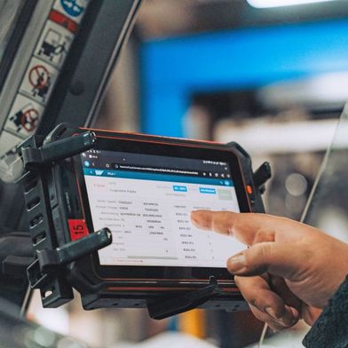 Die mobilen Devices an den Staplern sind mit ergonomischen SAP EWM Benutzeroberflächen ausgestattet und ermöglichen den Mitarbeitenden maximale Transparenz. (Bild: IGZ)