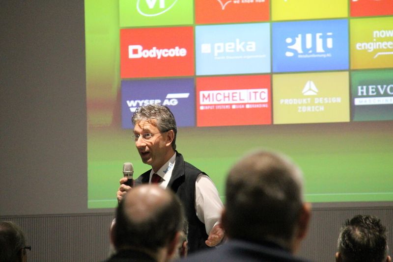Guido Besimo, Kopp Metallveredlung AG und Mitglied der Virtuellen Fabrik erklärt die Nutzenpotenziale des Netzwerks. (Bild: Virtuelle Fabrik)