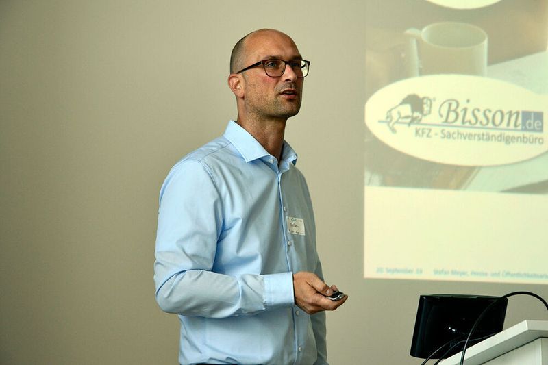 ZDK-Pressereferent Stefan Meyer holte Themeninput für Vorträge aus dem Teilnehmerkreis ein. (Achter/»kfz-betrieb«)