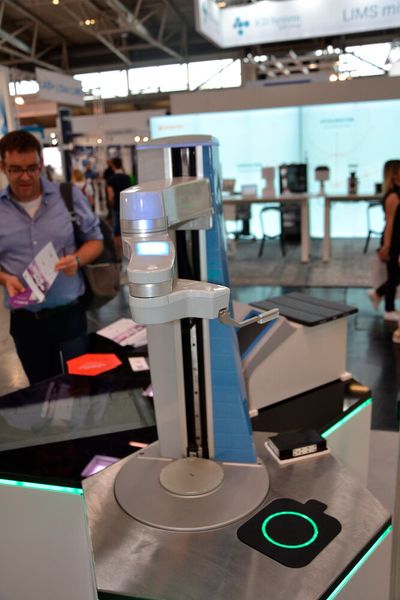 Der auf der mobilen Plattform integrierte Roboter ermöglicht den Transport von Mikrotiterplatten an verschiedenen Stationen im Labor. Zusätzlich wurde im Körper des mobilen Labor-Möbels ein Mikreotiterplatten-Hotel verbaut, welches durch den Roboter bestückt werden kann. (Bild: LABORPRAXIS/Platthaus)