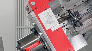 Die Bohr-Fräseinheit gewährleistet durch zwei Schwenklager höchste Stabilität bei grossen Stützweiten. Sie greift auch schräg in das Werkstück ein. (SAMAG Saalfelder Werkzeugmaschinen GmbH)