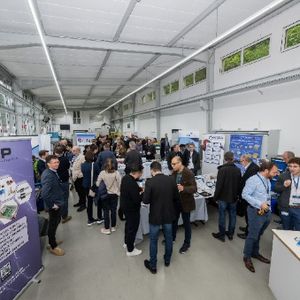 During an in-house exhibition, the participating companies showcased their products and  solutions.(Source:  DLR)