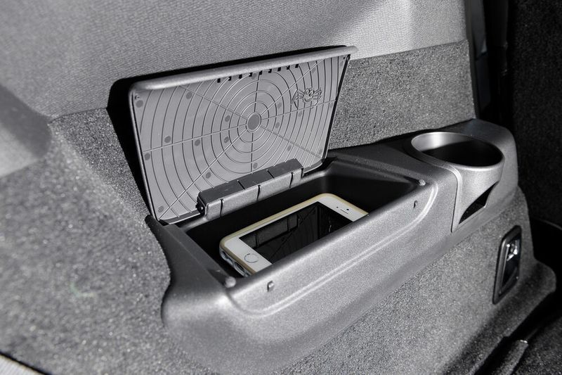 Bei Volvo hat sich Designchef Thomas Ingenlath höchstpersönlich einen Scherz erlaubt: Im Deckel eines Ablagefachs im Oberklasse-SUV XC90 sitzt eine grinsende kleine Spinne in ihrem Netz. (Volvo)