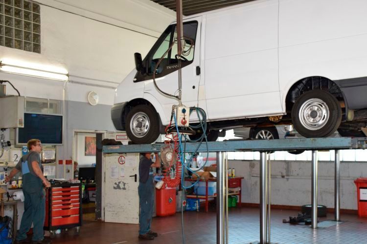 Die Werkstatt bietet den Mechanikern viel Platz, um auch leichte Nutzfahrzeuge warten und reparieren zu können. (Rubbel)