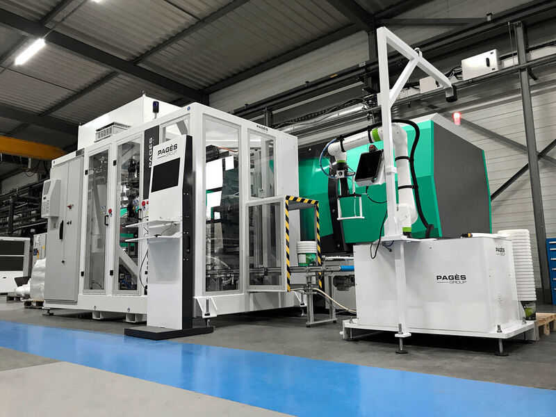 Fully automated injection moulding cell around a hybrid Allrounder 720 H in packaging version. (Christophe Brissiaud , Collomb Mécanique)