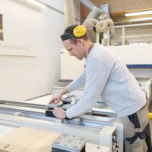 Hier sehen wir einen Vollblutschreiner von Müller Manufaktur beim Rüsten der Blocksauger an der SCM-CNC-Bearbeitungsmaschine. Im Gegensatz zu den SCM-Saugern können die drehbaren Blocksauger von Schmalz schneller verstellt werden. Auch das Wechseln der Saugplatte geht flotter von der Hand, wie die Praxis gezeigt hat.(Bild:  Schmalz)
