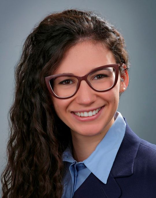 Federica Tomola, Studentin des internationalen Wirtschaftsingenieurwesens an der Hochschule Augsburg, wird mit dem 1. Preis in der Kategorie Bachelorarbeit ausgezeichnet. (Bild:  VDMA)