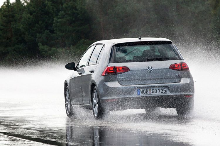 ... und sauber die Spur halten. (Foto: VW)