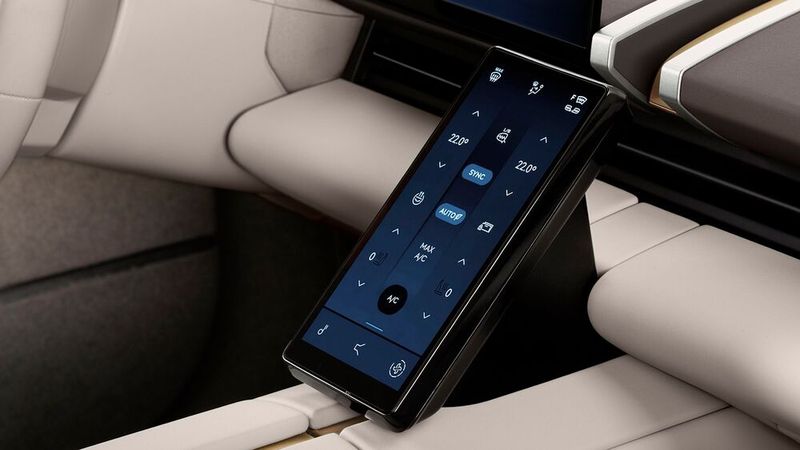 Das Cockpit prägt ein geschwungenes 24-Zoll-OLED-Display für Instrumente und Infotainment, ergänzt um zwei 7-Zoll-Touchscreens für Klimatisierung und Komfortfunktionen. (Bild: Jaguar)