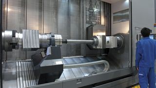 Metav-Highlight: Die gezeigte 54 Tonnen schwere Okuma Multus B750 empfiehlt sich mit ihren zwei gegenüberliegenden Spindeln (45 kW, 1500 U/min), ihrer kraftvollen wie drehfreudigen Werkzeugspindel (37 kW, 5000, 505 Nm) und dem geschützt integrierten Werkzeugmagazin (40, 80, 160 Plätze) für das Komplettbearbeiten grosser komplexer Werkstücke inklusive Rückseite. (Archiv: Vogel Business Media)