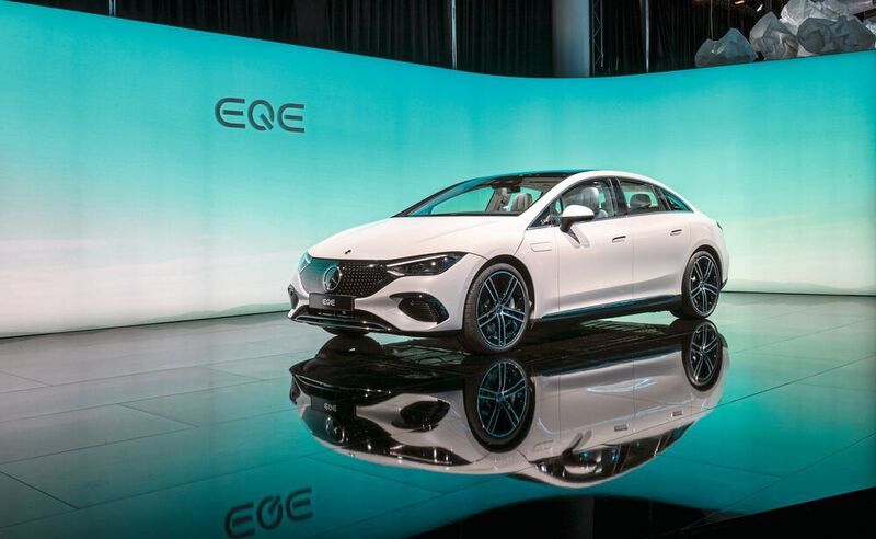 Der EQE ist die batteriebetriebene Entsprechung der E-Klasse und tritt ab 2022 vor allem gegen Teslas 
Model S an. (Daimler)