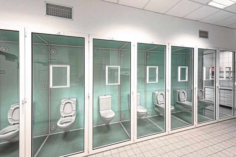 Stille Örtchen: Auch Duftsteine für Toiletten müssen den Praxistest bestehen. Für Geruchsproben gibt es in jeder Kabinentür ein Fenster. (Miele, Thorsten Scherz/Territory CTR)