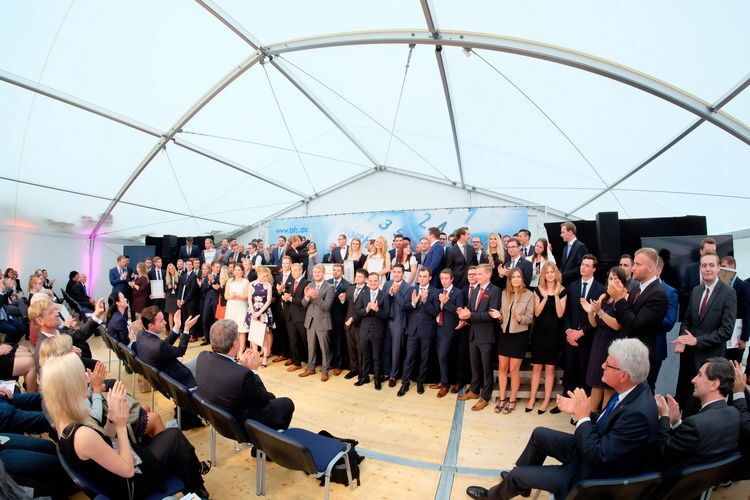 Zum Abschluss versammelten sich sämtliche Absolventen des 54. BFC-Jahrgangs zum großen Gruppenbild. (Zietz/»kfz-betrieb«)