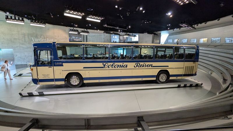 1974 stellte Mercedes-Benz auf dem Auto-Salon in Paris die neue Omnibusreihe O 303 vor, deren Design dem Zeitgeschmack folgend wesentlich glattflächiger als das des Vorgängers O 302 ausfiel, sich jedoch optisch stark an dieses sehr erfolgreiche Modell anlehnte und auch dessen technische Weiterentwicklung darstellte. Die Gerippekonstruktion erfolgte hier jedoch erstmals mit Hilfe von Computerberechnungen, so dass die Konstruktion des O 303 eine eigenständige Entwicklung anstelle einer Modellpflege darstellt. Zum Einsatz kamen neu entwickelte V6- und V8-Zylinder-Dieselmotoren sowie bis zur Einführung des Hochdeckermodells und der parallelen Lkw-Modellpflege „NG 80“ einen V10 mit 235 kW / 320 PS. (Bild: Dominsky – VCG)