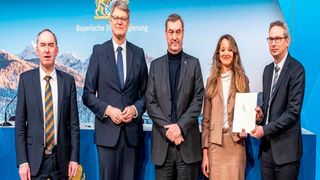 Feierliche Übergabe des Föderbescheids an der Hochschule Landshut: Staatsminister Hubert Aiwanger, Bundesverkehrsminister Patrick Schnieder, Ministerpräsident Dr. Markus Söder, Prof. Dr. Aida Anetsberger und Prof. Dr. Tim Rödiger, beide Hochschule Landshut (vlnr.) (Bild: Bayerische Staatskanzlei)