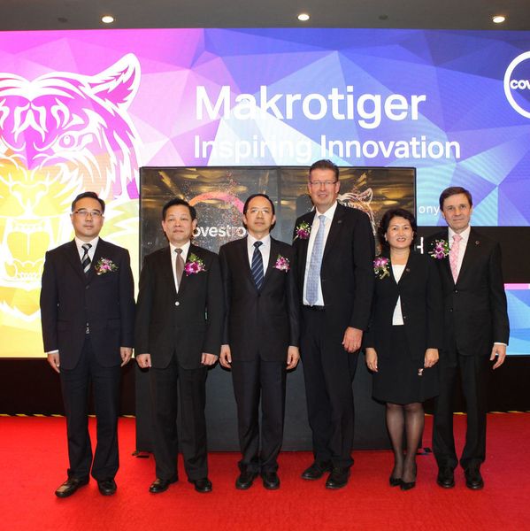 Bei der feierlichen Einweihung der neuen Polycarbonat-Anlage in Shanghai: (v.l.n.r.)) Yao Weihua, Xu Jianmin und Ma Jing von den örtlichen Behörden sowie Covestro-Produktionsvorstand Klaus Schäfer, Michelle Jou, Leiterin des Segments Polycarbonates und Roland Stegmüller, Leiter des Covestro-Standortes Caojing nahe Shanghai. (Covestro)