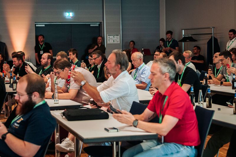 And the Winner is: der bzw. die Sieger:in des People Awards wurde durch ein Live-Voting bestimmt, an dem die Teilnehmer vor Ort via Smartphone oder von zuhause aus am Notebook teilnehmen und für ihren Favoriten stimmen konnten. Weitere Bilder im Rückblick der Vogel-IT-Akademie. (Bild: berndrottmann.com)