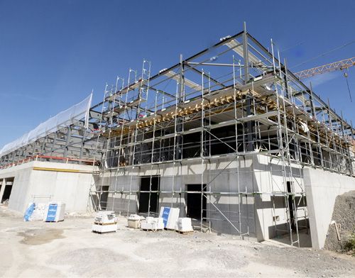 (Das im Bau befindliche Gebäude 60 soll nach der Einweihung Mitte 2023 Platz für 400 Mitarbeitende bieten. Bild: PHOENIX CONTACT GmbH)