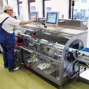 Arzneimittelhersteller Krewel Meuselbach nutzt das mit zwei Metern sehr kompakte System XS2 MV TE zur Serialisierung und Tamper-Evidence-Versiegelung.