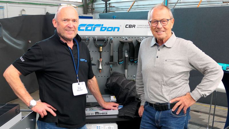 Carbon hatte das neue CBR-System für die Außenhautinstandsetzung im Gepäck. Siggi Müller (l.) erläutert die Vorteile des neuen Systems. (Bild: Wenz | VCG)