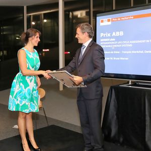 Dr. Léda Gerber von der EPFL erhält vom ABB-Manager Bruce Warner den ABB-Forschungspreis für Energietechnik.