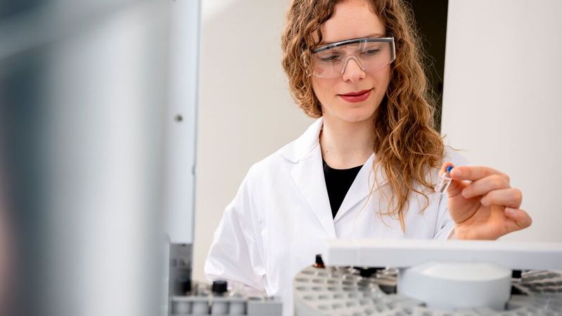 Dr. Melanie Walther und Team prüfen, wie gut sich organisches Material mithilfe verschiedener Mikroorganismen wandelt.(Bild:  Universität Oldenburg)